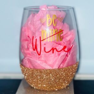 Be mine, wine Valentine’s Day wine glass 🍷